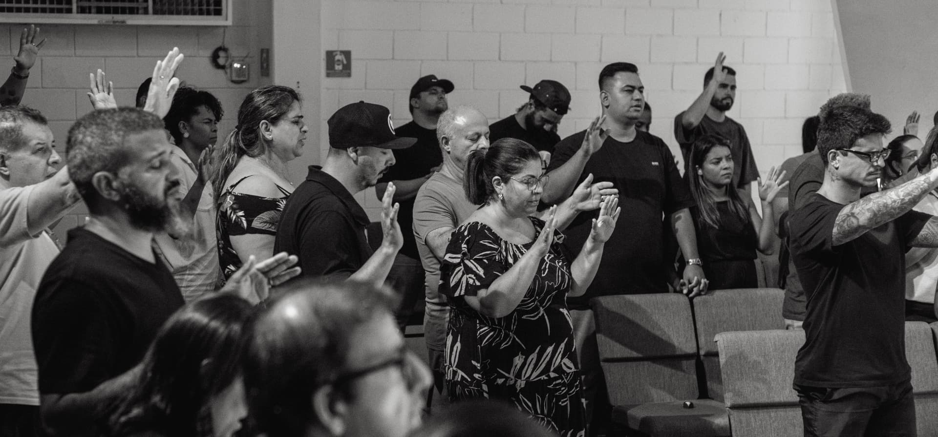 Pessoas em oração durante encontro do Burn Vow